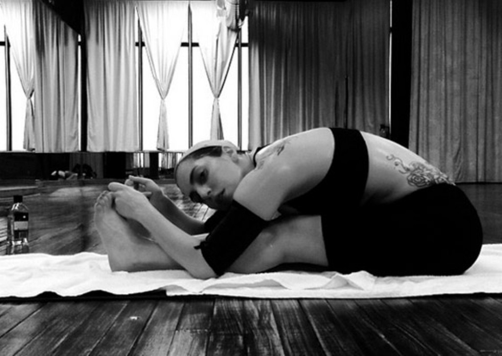 Lady Gaga tập Yoga