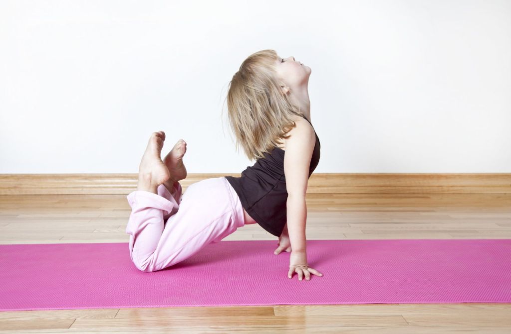 trẻ em học yoga