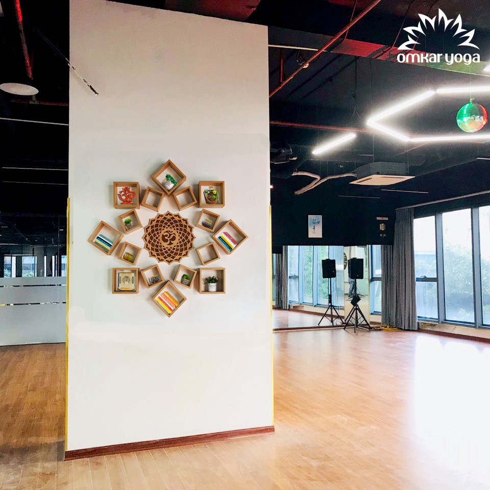 Xử lý mảng tường chịu lực (góc chết) bằng giá sách kèm hoa Mandala - Yoga room thuộc Dream pool fitness - 69 Vũ Trọng Phụng