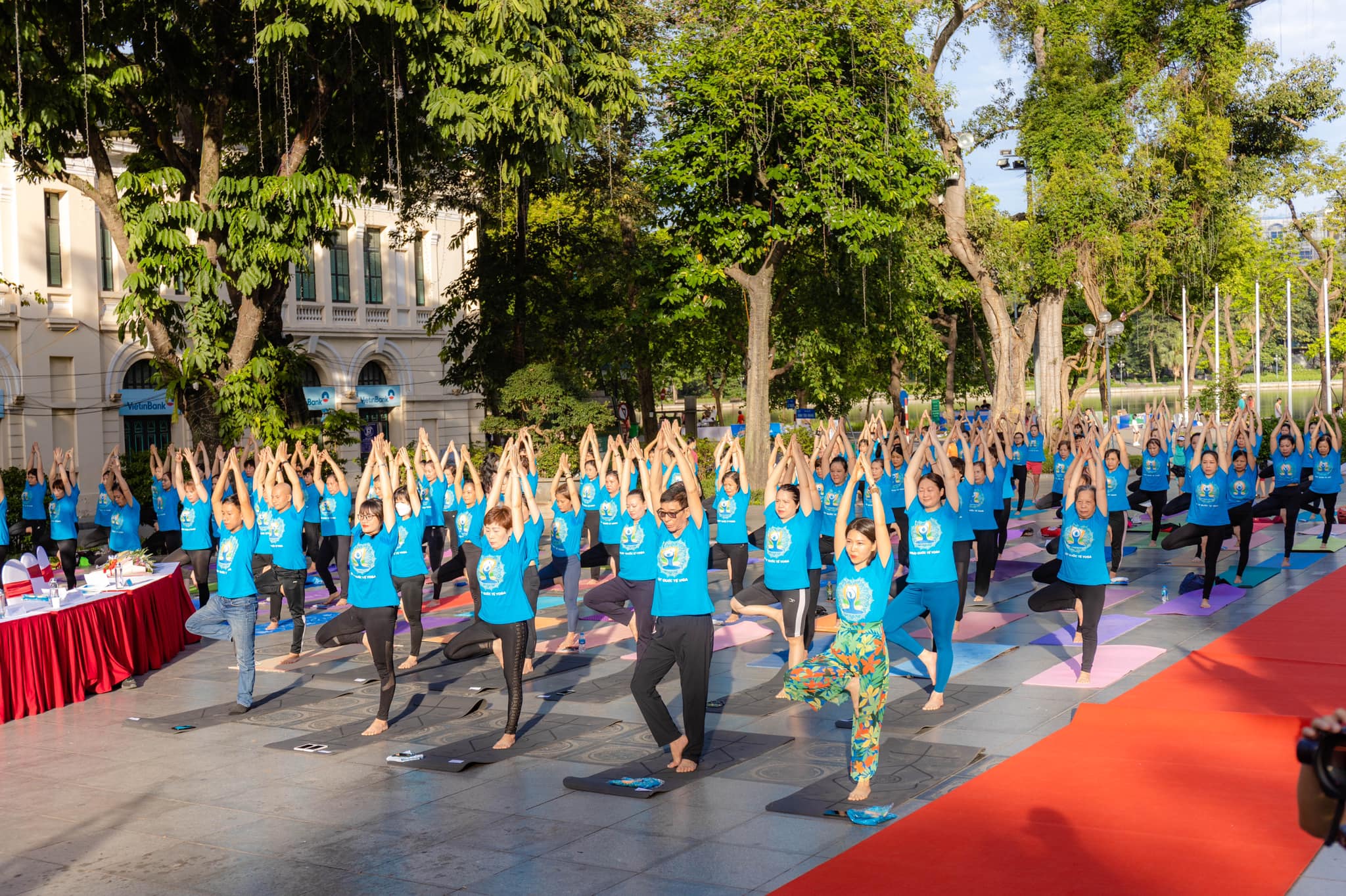 Đồng diễn Yoga tại Tượng đài Lý Thái Tổ, kỷ niệm Ngày Quốc tế Yoga 2022