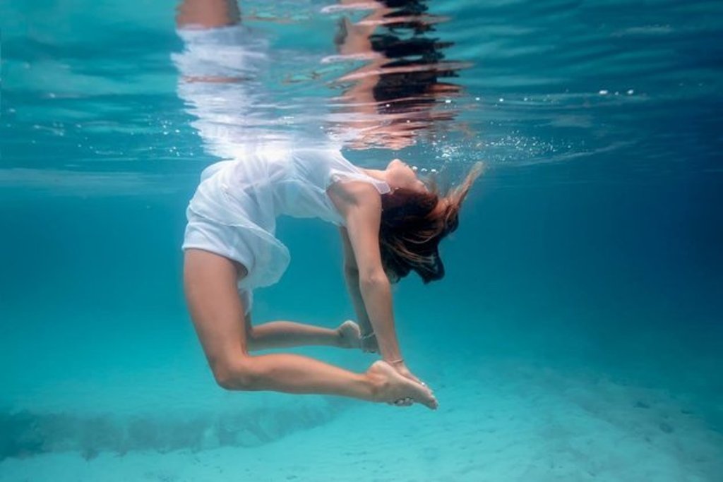 Tìm hiểu về cơn “sốt” Yoga dưới nước đang được chị em truyền tai nhau