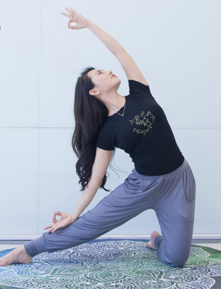 Áo Tập Yoga Có Tay Xẻ Lưng Họa Tiết Chữ Om
