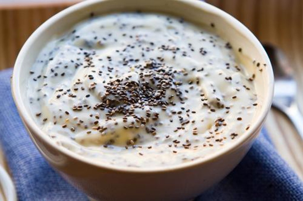 Sữa chua ăn kèm với hạt chia 
