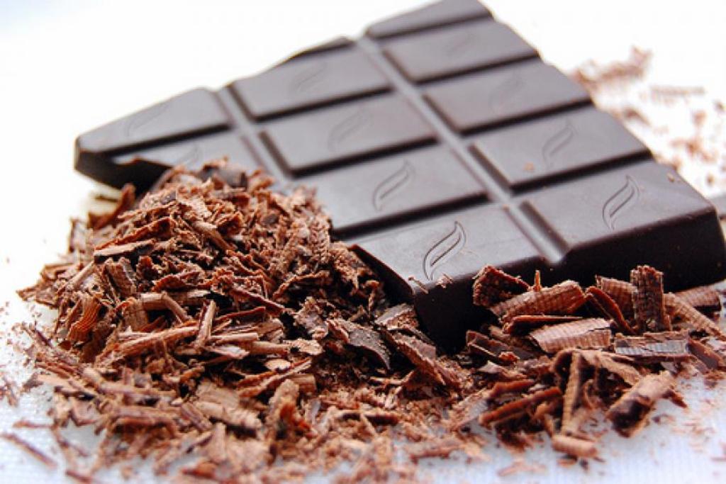 Nhấm nháp một chút chocolate đen vào bữa sáng sẽ giúp hạn chế được cảm giác thèm ăn trong suốt một này dài